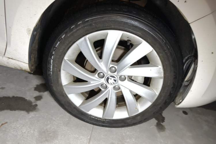 Used Skoda Rapid 2019 1.5L Manual Comfort Edition China VI Standard Right Front Wheel Hub