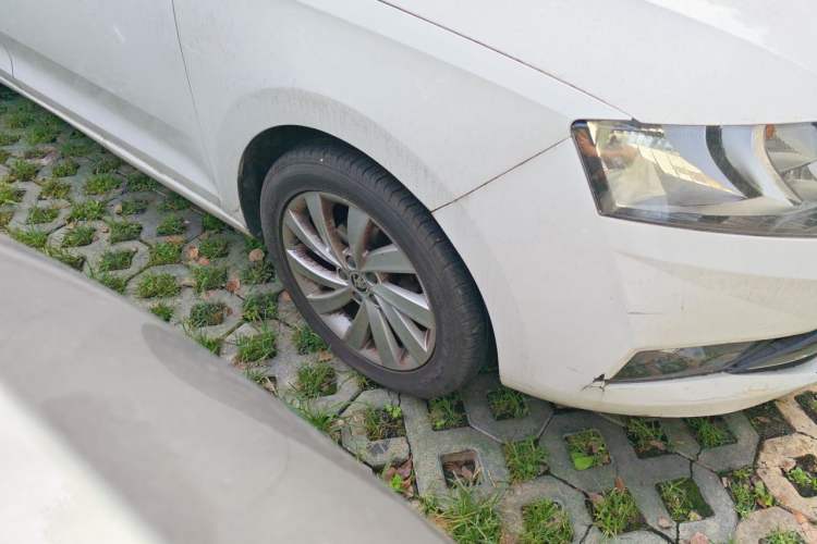Used Skoda Rapid 2019 1.5L Automatic Comfort Edition China VI Standard Right Front Wheel Hub