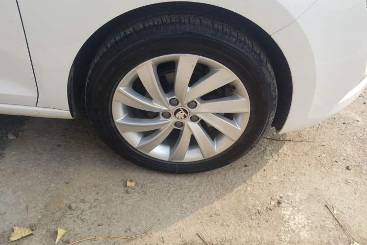 Used Skoda Rapid 2019 1.5L Automatic Comfort Edition China VI Standard Right Front Wheel Hub