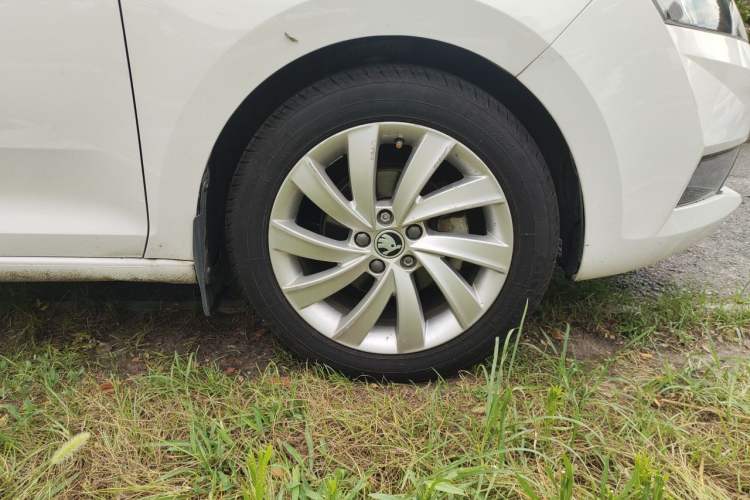 Used Skoda Rapid 2019 1.5L Manual Comfort Edition China VI Standard Right Front Wheel Hub