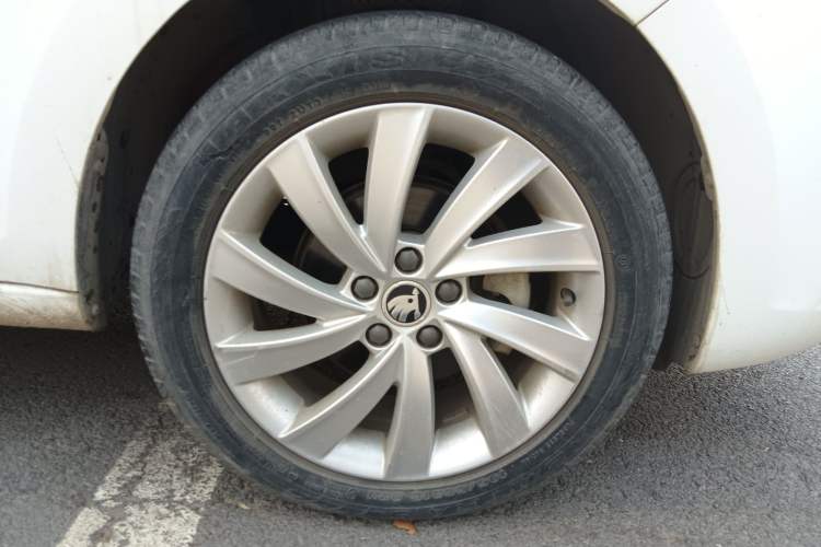 Used Skoda Rapid 2019 1.5L Manual Comfort Edition China VI Standard Right Front Wheel Hub