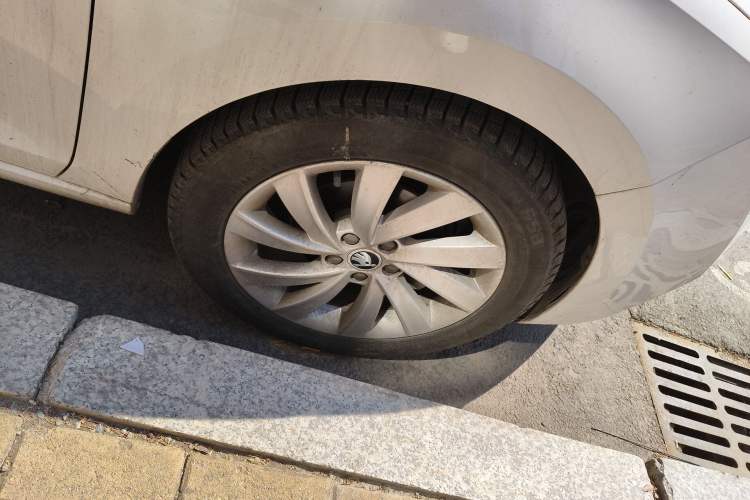 Used Skoda Rapid 2019 1.5L Automatic Comfort Edition China V Standard Right Front Wheel Hub