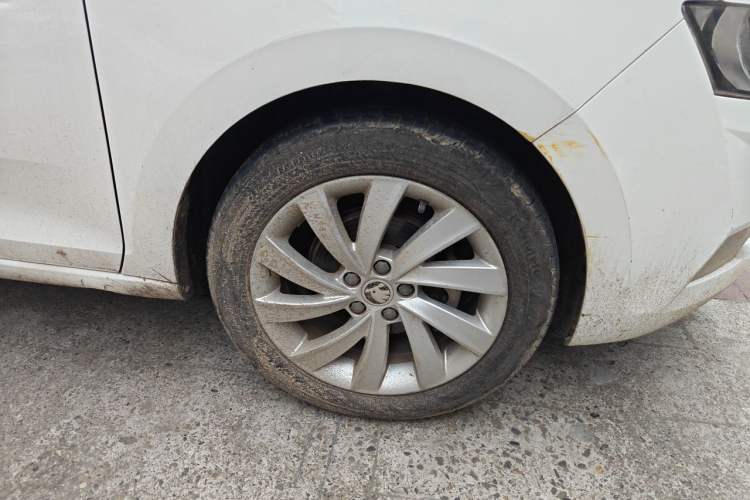 Used Skoda Rapid 2019 1.5L Manual Comfort Edition China VI Standard Right Front Wheel Hub