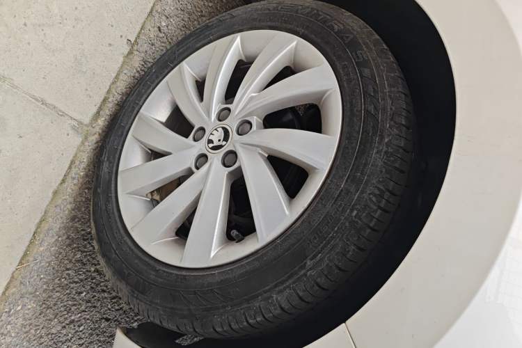 Used Skoda Rapid 2019 1.5L Manual Comfort Edition China VI Standard Right Front Wheel Hub