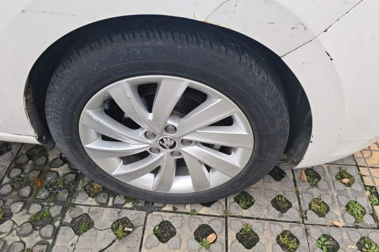 Used Skoda Rapid 2019 1.5L Automatic Comfort Edition China VI Standard Right Front Wheel Hub