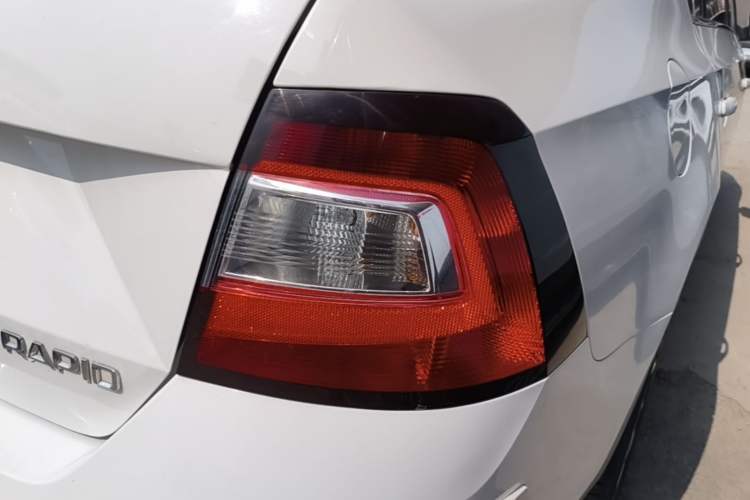 Used Skoda Rapid 2019 1.5L Automatic Comfort Edition China VI Standard Right Rear Taillight