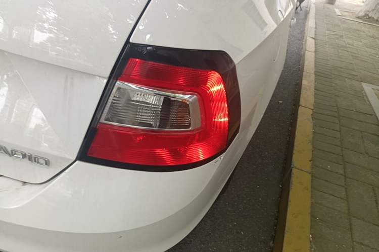 Used Skoda Rapid 2019 1.5L Automatic Comfort Edition China VI Standard Right Rear Taillight