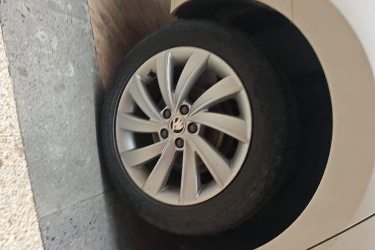Used Skoda Rapid 2019 1.5L Manual Comfort Edition China VI Standard Right Rear Wheel Hub