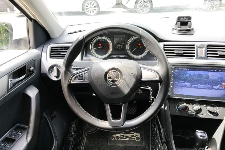 Used Skoda Rapid 2019 1.5L Automatic Comfort Edition China VI Standard Steering Wheel