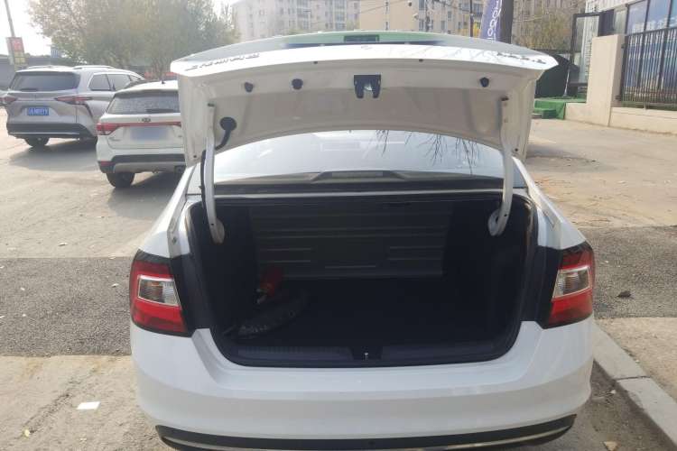 Used Skoda Rapid 2019 1.5L Automatic Comfort Edition China VI Standard Trunk