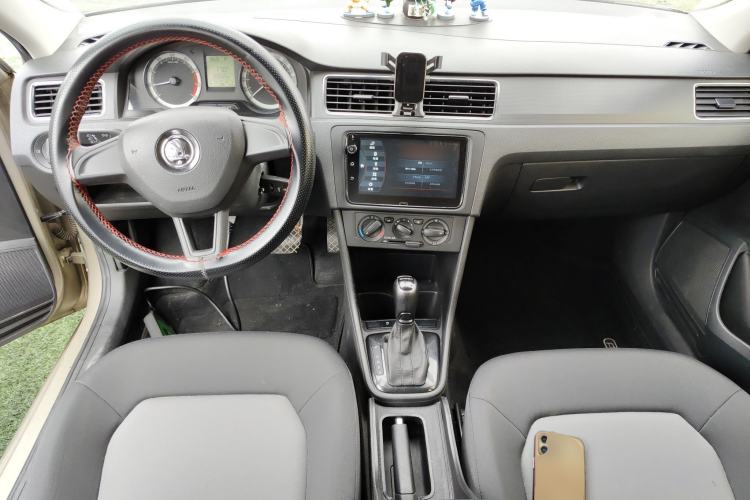 Used Skoda Rapid 2019 1.5L Automatic Standard Edition Center Console