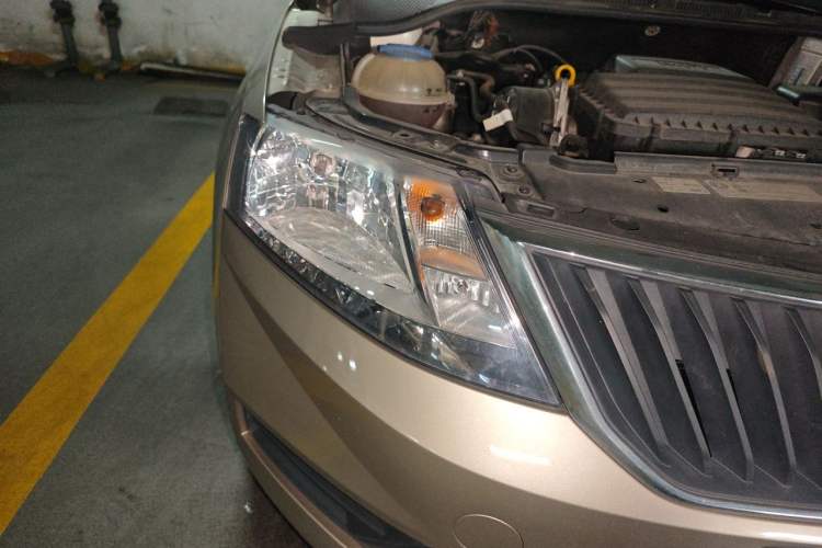 Used Skoda Rapid 2019 1.5L Automatic Standard Edition Right Front Headlight