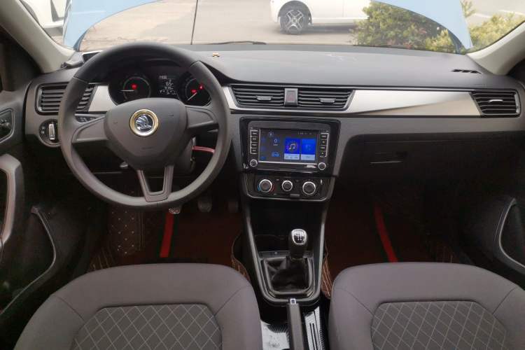 Used Skoda Rapid 2020 1.5L Manual Standard Edition Center Console