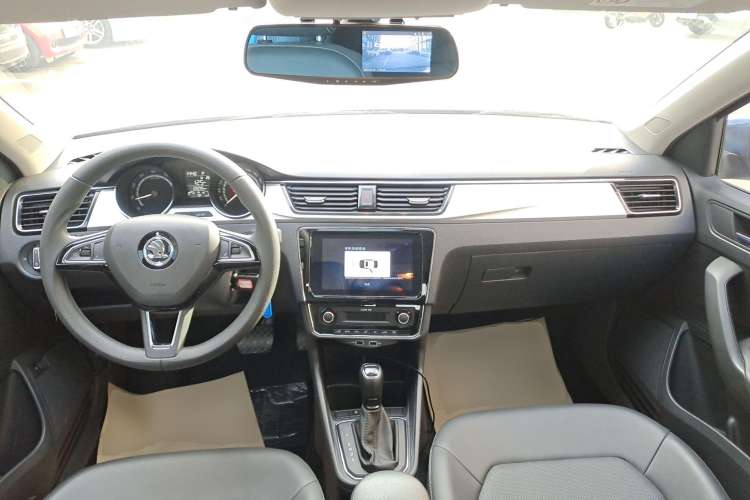 Used Skoda Rapid 2020 1.5L Automatic Comfort Edition Center Console