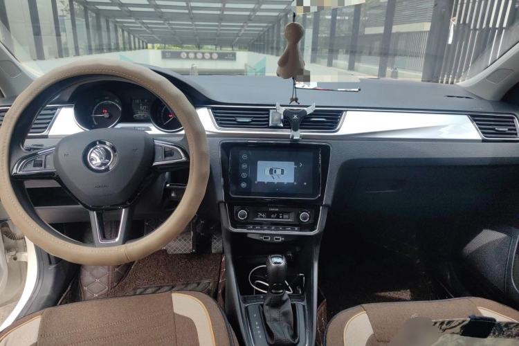 Used Skoda Rapid 2020 1.5L Automatic Comfort Edition Center Console