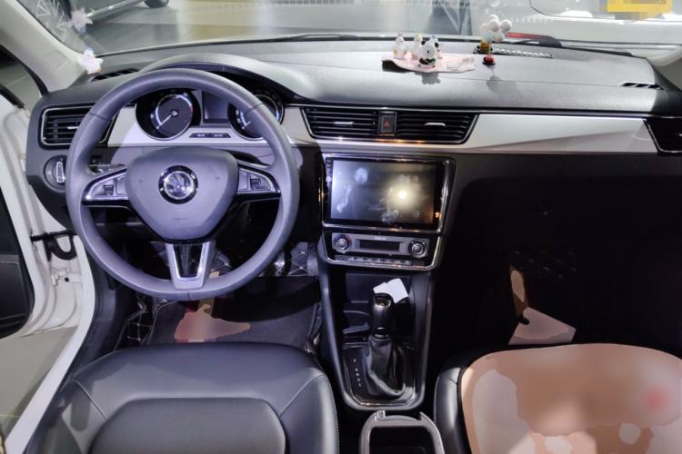 Used Skoda Rapid 2020 1.5L Automatic Comfort Edition Center Console