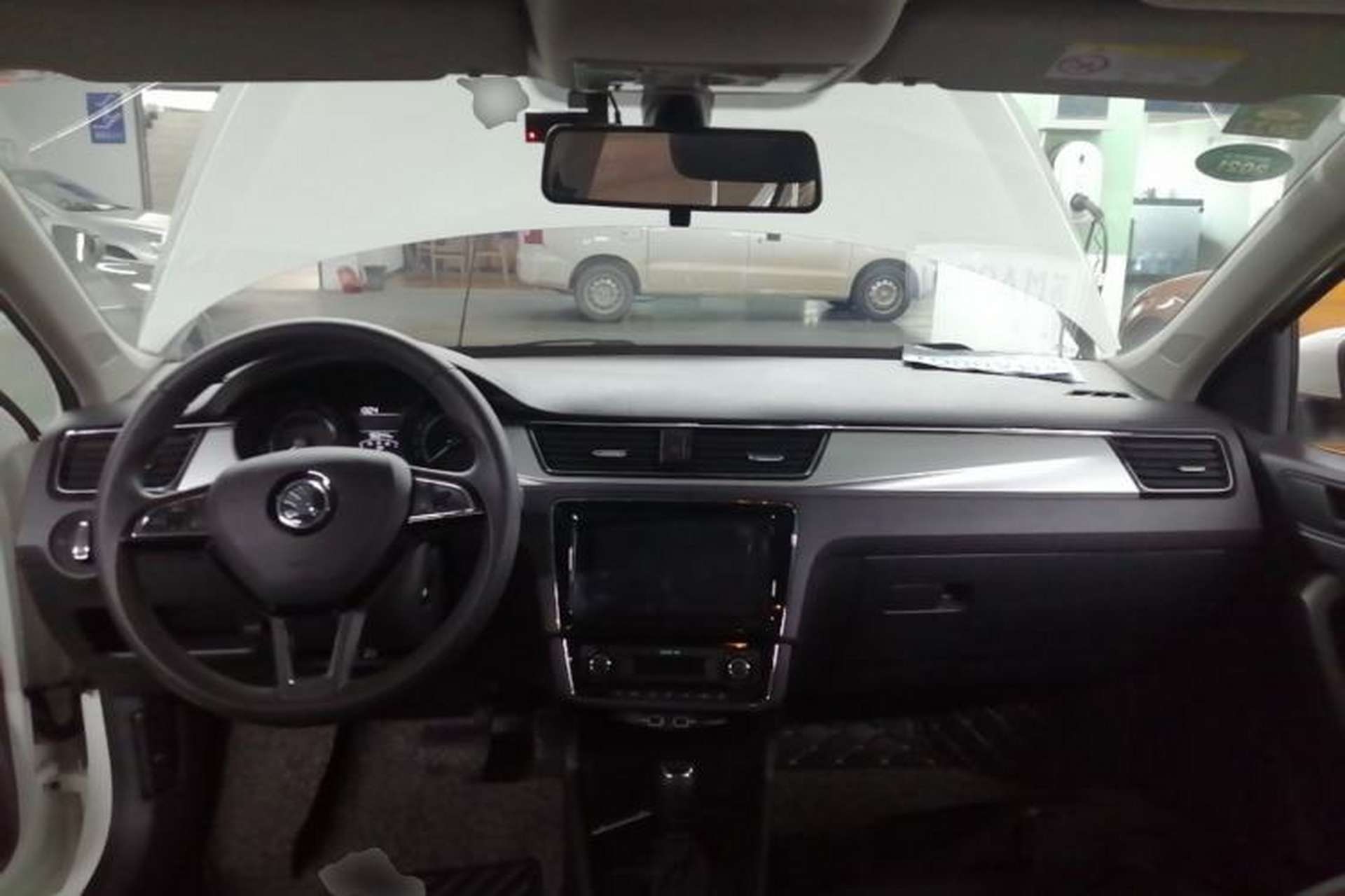 Used Skoda Rapid 2020 1.5L Automatic Comfort Edition Center Console