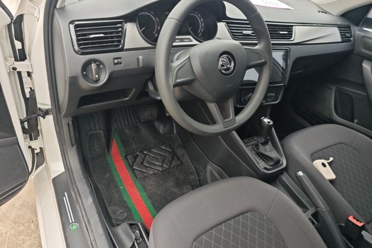Used Skoda Rapid 2020 1.5L Automatic Standard Edition Center Console