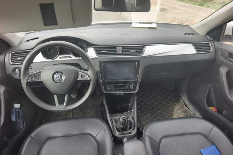 Used Skoda Rapid 2020 1.5L Manual Comfort Edition Center Console