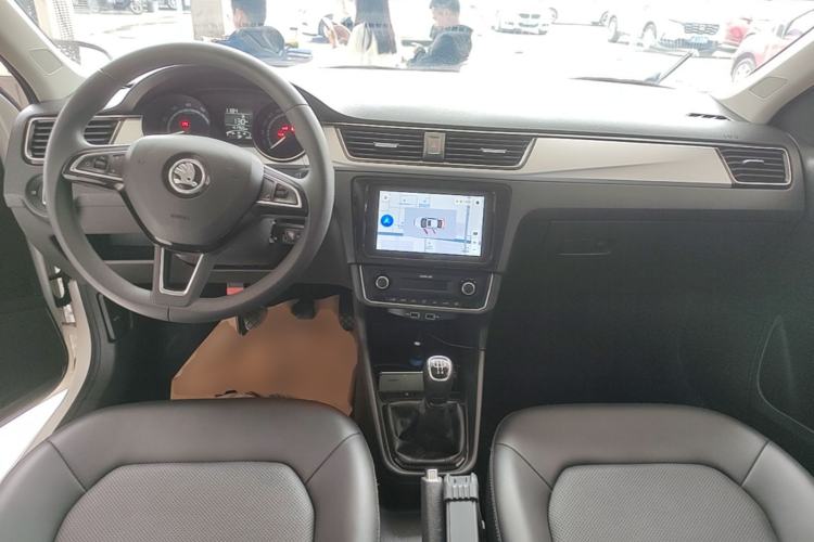 Used Skoda Rapid 2020 1.5L Manual Comfort Edition Center Console