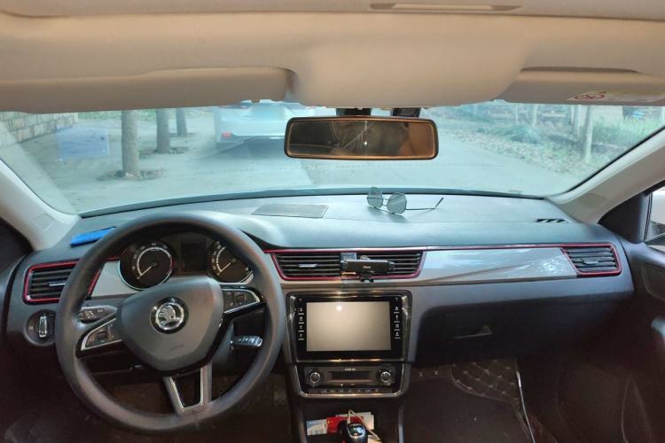 Used Skoda Rapid 2020 1.5L Automatic Comfort Edition Center Console