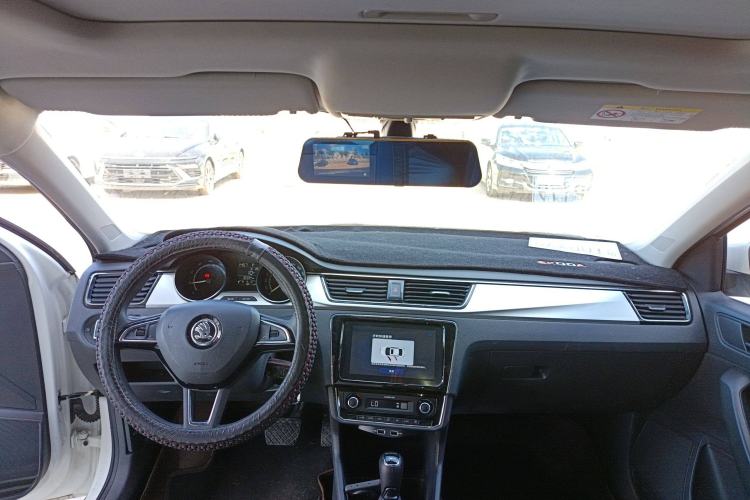 Used Skoda Rapid 2020 1.5L Automatic Comfort Edition Center Console