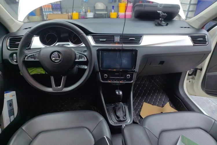 Used Skoda Rapid 2020 1.5L Automatic Comfort Edition Center Console