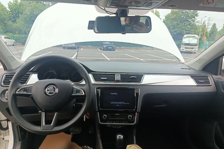 Used Skoda Rapid 2020 1.5L Automatic Comfort Edition Center Console