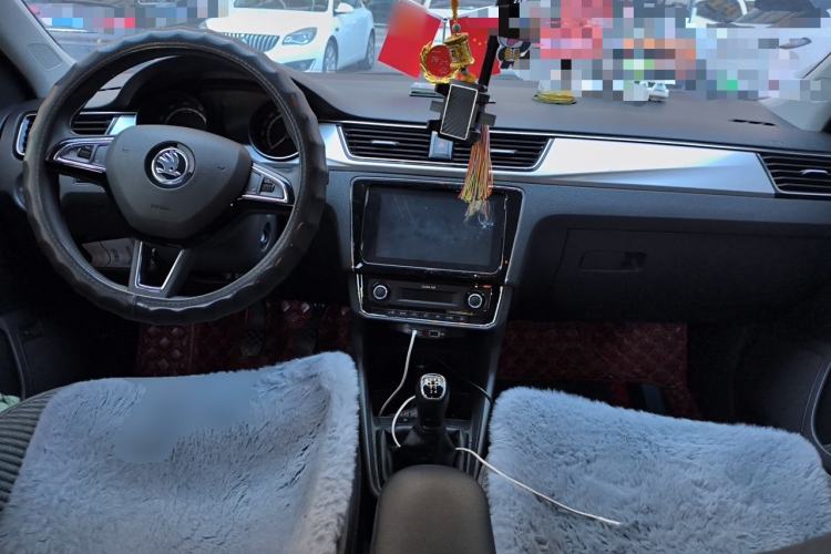 Used Skoda Rapid 2020 1.5L Manual Comfort Edition Center Console