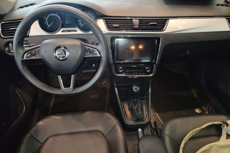 Used Skoda Rapid 2020 1.5L Automatic Comfort Edition Center Console