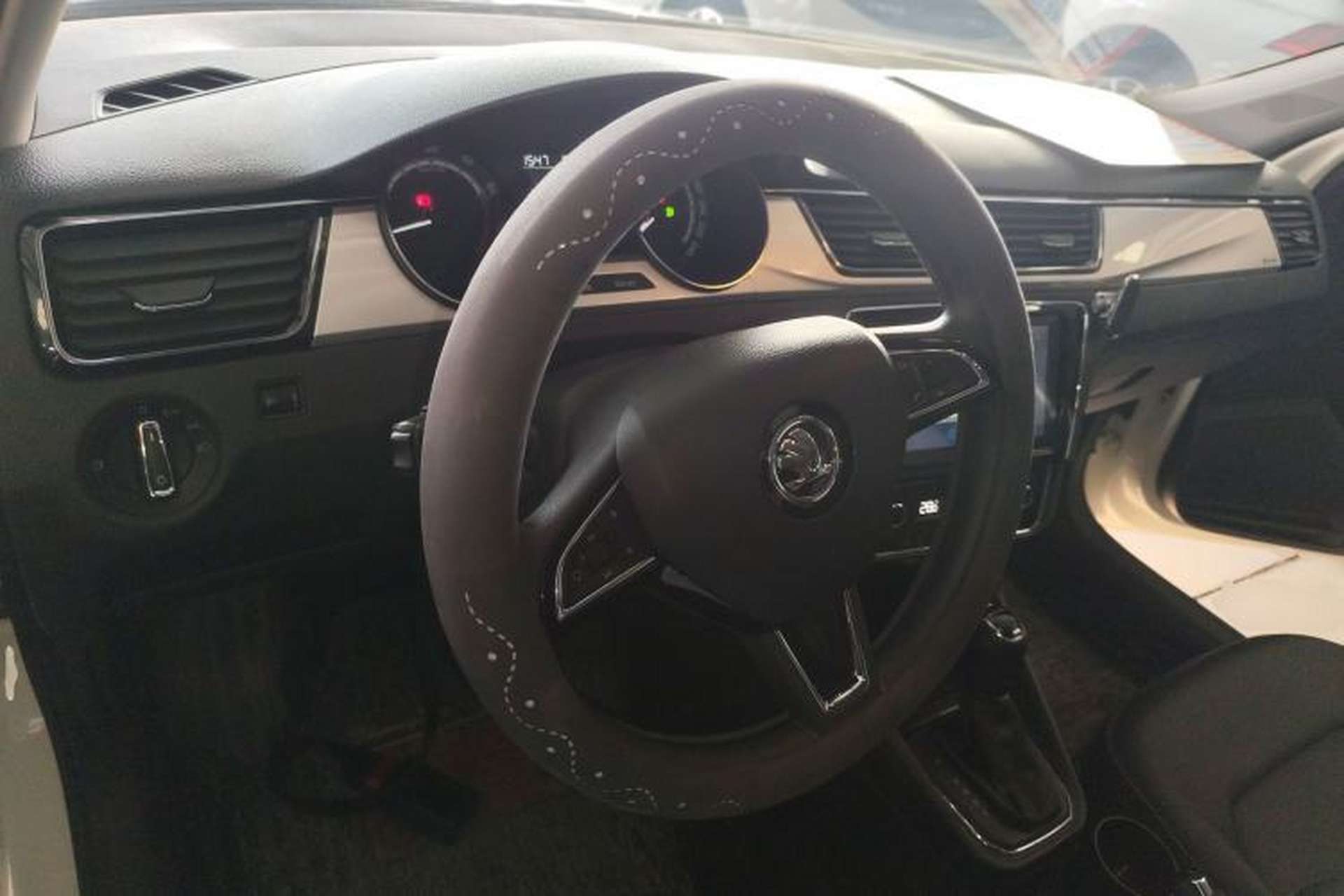 Used Skoda Rapid 2020 1.5L Automatic Comfort Edition Center Console