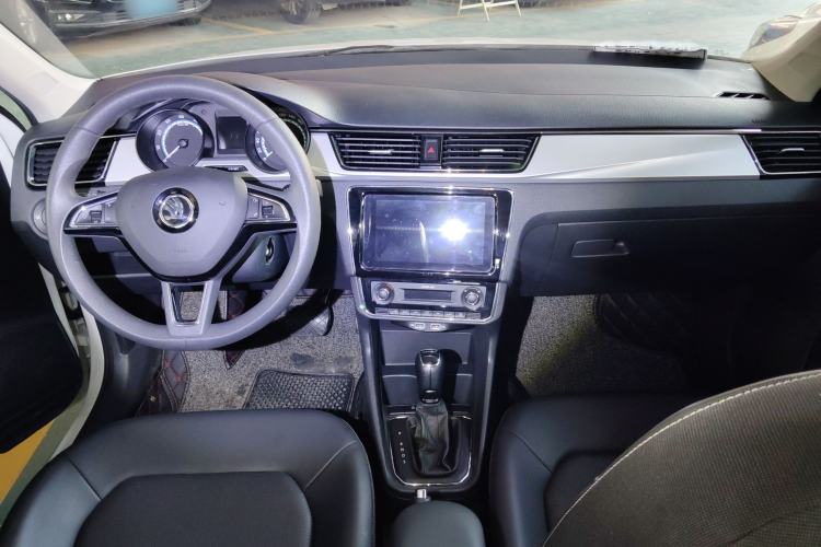 Used Skoda Rapid 2020 1.5L Automatic Comfort Edition Center Console