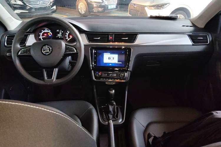 Used Skoda Rapid 2020 1.5L Automatic Comfort Edition Center Console