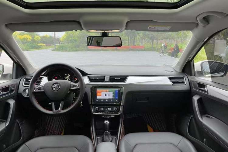 Used Skoda Rapid 2020 1.5L Automatic Comfort Edition Center Console