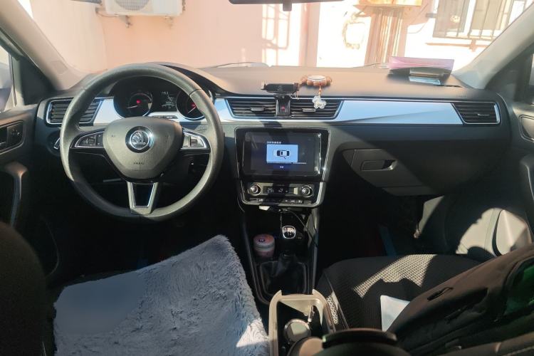 Used Skoda Rapid 2020 1.5L Manual Comfort Edition Center Console