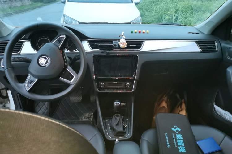 Used Skoda Rapid 2020 1.5L Automatic Comfort Edition Center Console