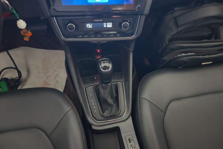 Used Skoda Rapid 2020 1.5L Automatic Comfort Edition Gear Lever