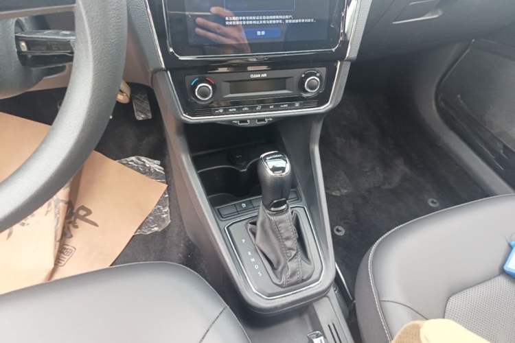 Used Skoda Rapid 2020 1.5L Automatic Comfort Edition Gear Lever