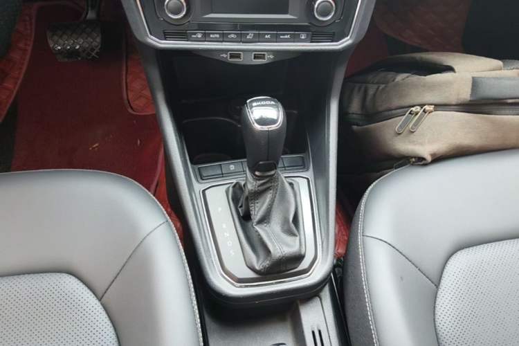 Used Skoda Rapid 2020 1.5L Automatic Comfort Edition Gear Lever