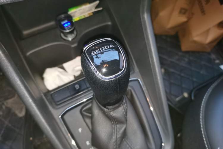 Used Skoda Rapid 2020 1.5L Automatic Comfort Edition Gear Lever
