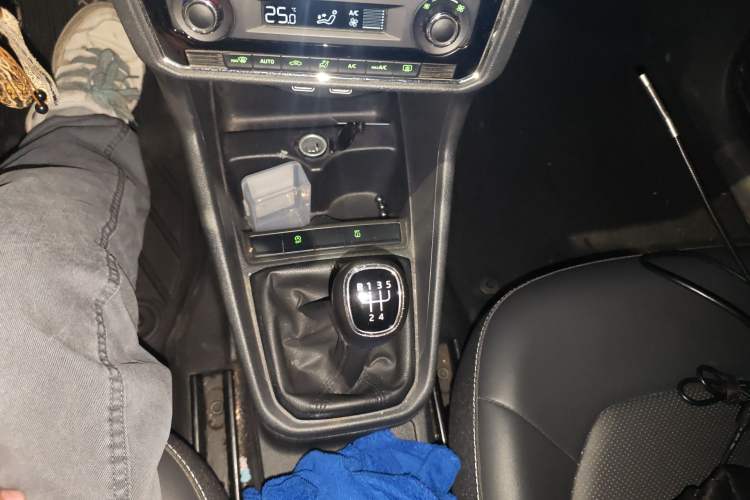 Used Skoda Rapid 2020 1.5L Manual Comfort Edition Gear Lever