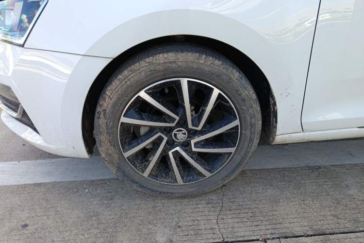 Used Skoda Rapid 2020 1.5L Automatic Comfort Edition Left Front Wheel Hub