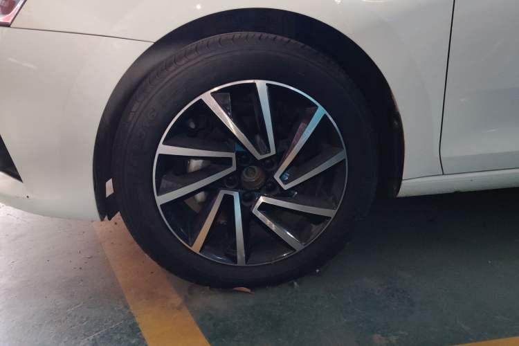 Used Skoda Rapid 2020 1.5L Automatic Comfort Edition Left Front Wheel Hub