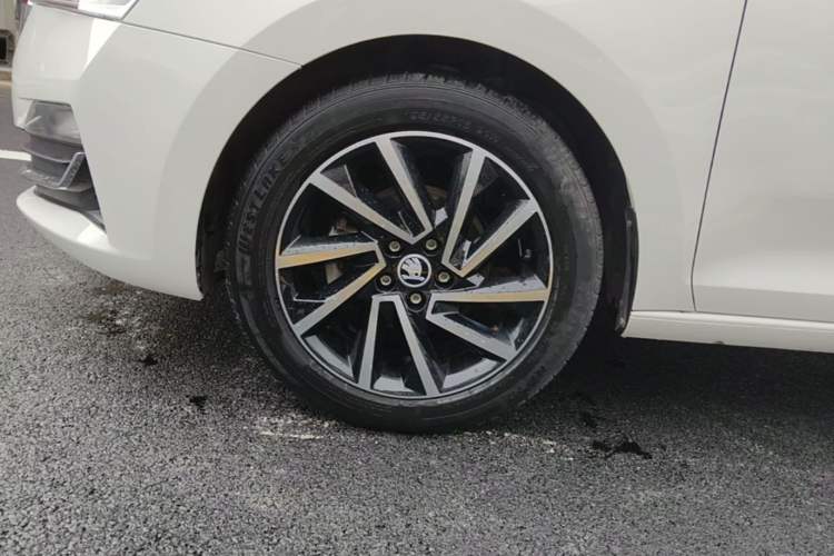 Used Skoda Rapid 2020 1.5L Automatic Comfort Edition Left Front Wheel Hub