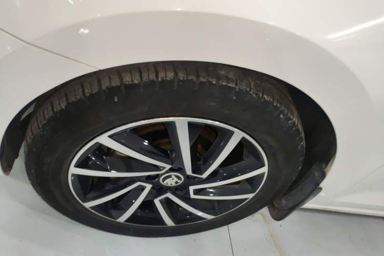 Used Skoda Rapid 2020 1.5L Automatic Comfort Edition Left Front Wheel Hub