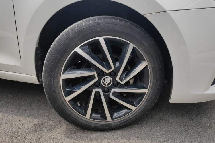 Used Skoda Rapid 2020 1.5L Automatic Comfort Edition Right Front Wheel Hub