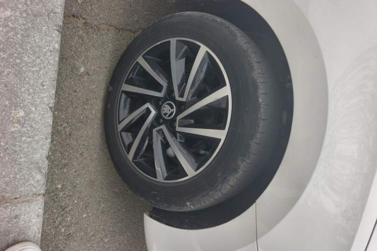 Used Skoda Rapid 2020 1.5L Manual Comfort Edition Right Front Wheel Hub