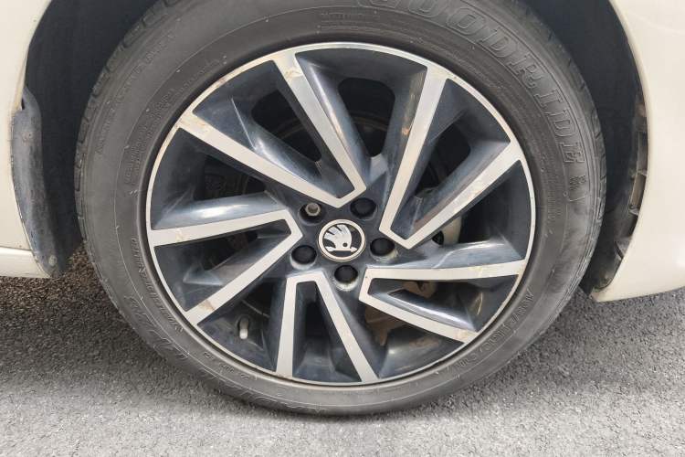 Used Skoda Rapid 2020 1.5L Automatic Comfort Edition Right Front Wheel Hub