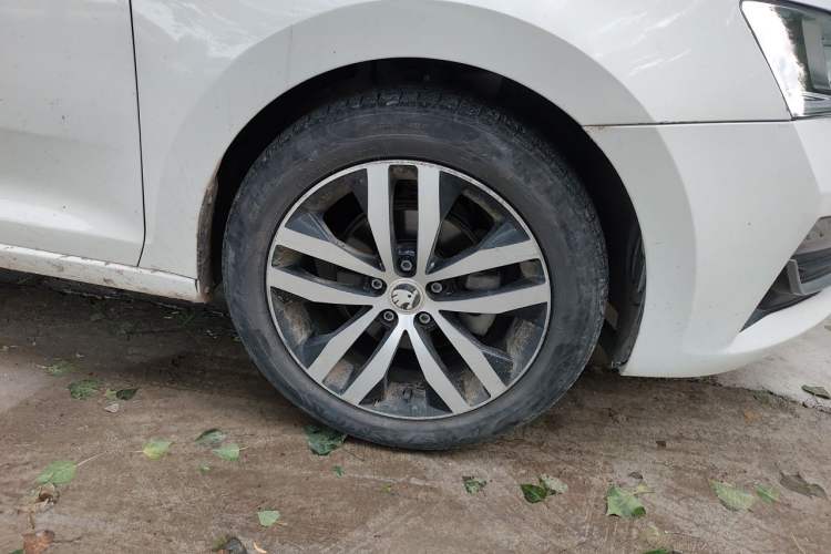 Used Skoda Rapid 2020 1.5L Automatic Comfort Edition Right Front Wheel Hub