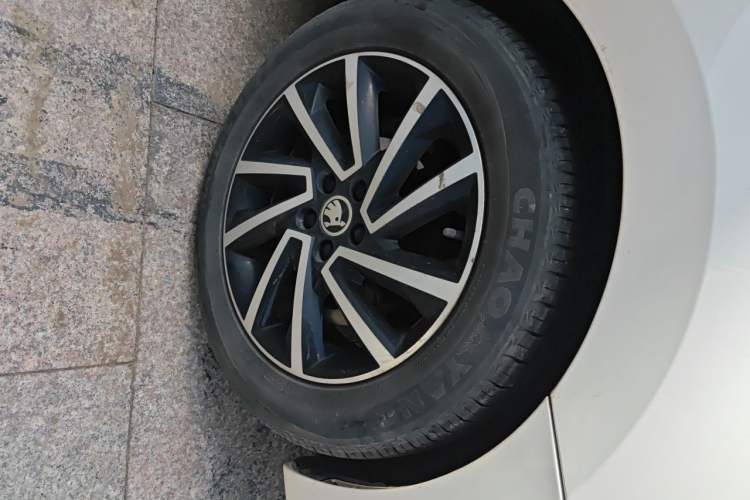 Used Skoda Rapid 2020 1.5L Automatic Comfort Edition Right Front Wheel Hub